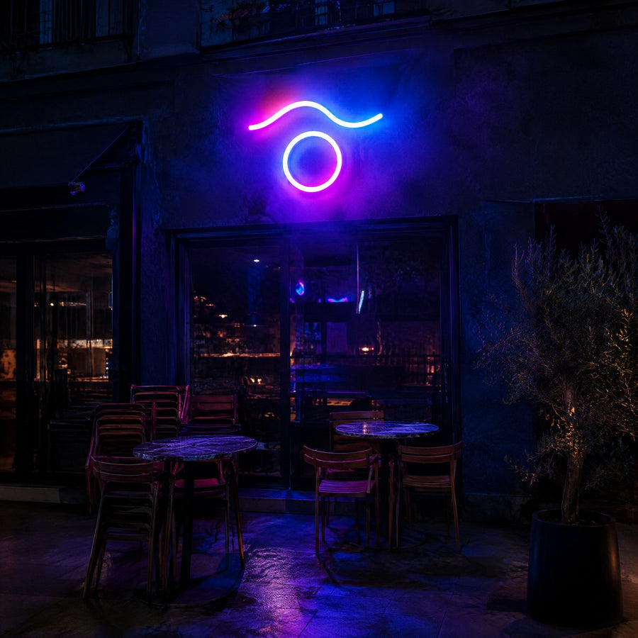 Enseigne lumineuse extérieure LED étanche, vague et anneau sans texte, sur la façade d'un restaurant à l'heure bleue
