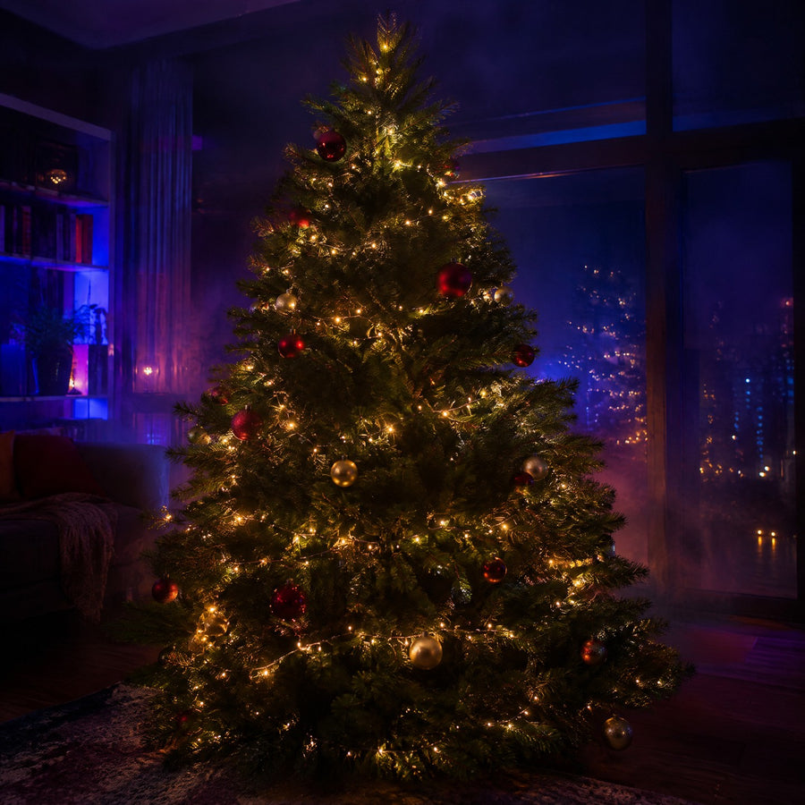Guirlandes lumineuses pour sapin : LED blanc chaud enroulées en spirale autour d'un sapin vert dans un salon