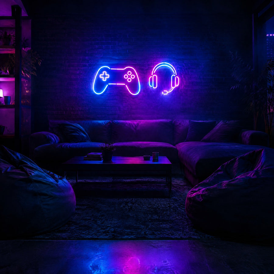Néons gaming : manette et casque en tubes néon cyan et magenta sur un mur de briques au-dessus d'un canapé d'angle