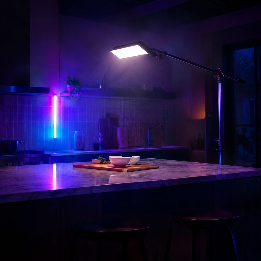 Panneau LED vidéo sur perche et tube RGB violet et cyan au mur d'un plateau de tournage culinaire