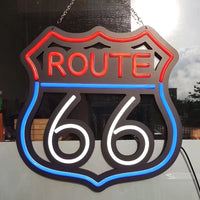 Néon LED Route 66 – vue de face, suspendu par sa chaîne