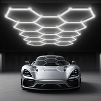 Plafonnier LED hexagonal – plafond en nid d'abeille au-dessus d'une voiture de sport
