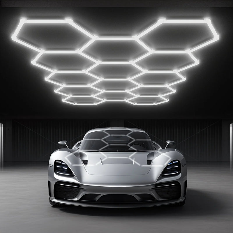 Plafonnier LED hexagonal – plafond en nid d'abeille au-dessus d'une voiture de sport