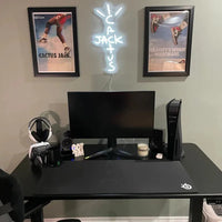 Néon LED Cactus Jack – version blanche au-dessus d'un bureau gaming