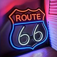 Néon LED Route 66 – en situation dans un coin de pièce, éclairage rouge et bleu