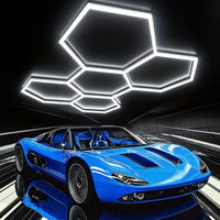 Plafonnier LED hexagonal – composition d'hexagones lumineux au-dessus d'une voiture bleue