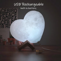 Lampe lune cœur personnalisée – lampe rechargeable par USB sur son socle en bois