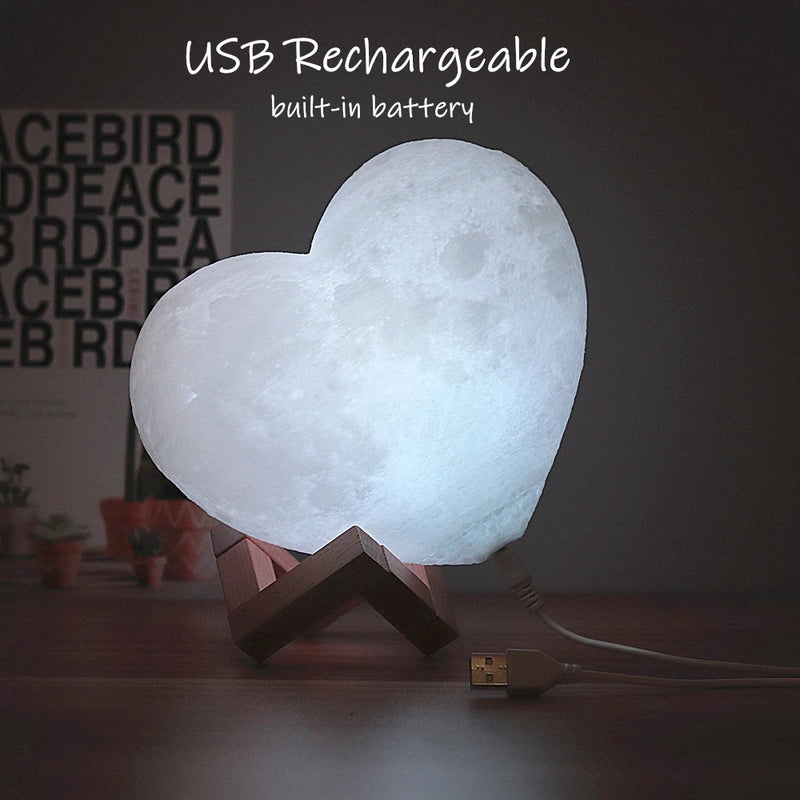 Lampe lune cœur personnalisée – lampe rechargeable par USB sur son socle en bois