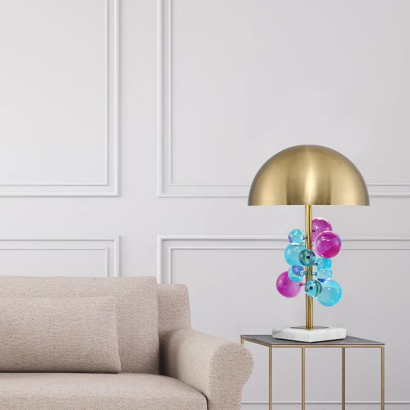 Lampe champignon à boules de verre – lampe de table à boules colorées près d'un canapé