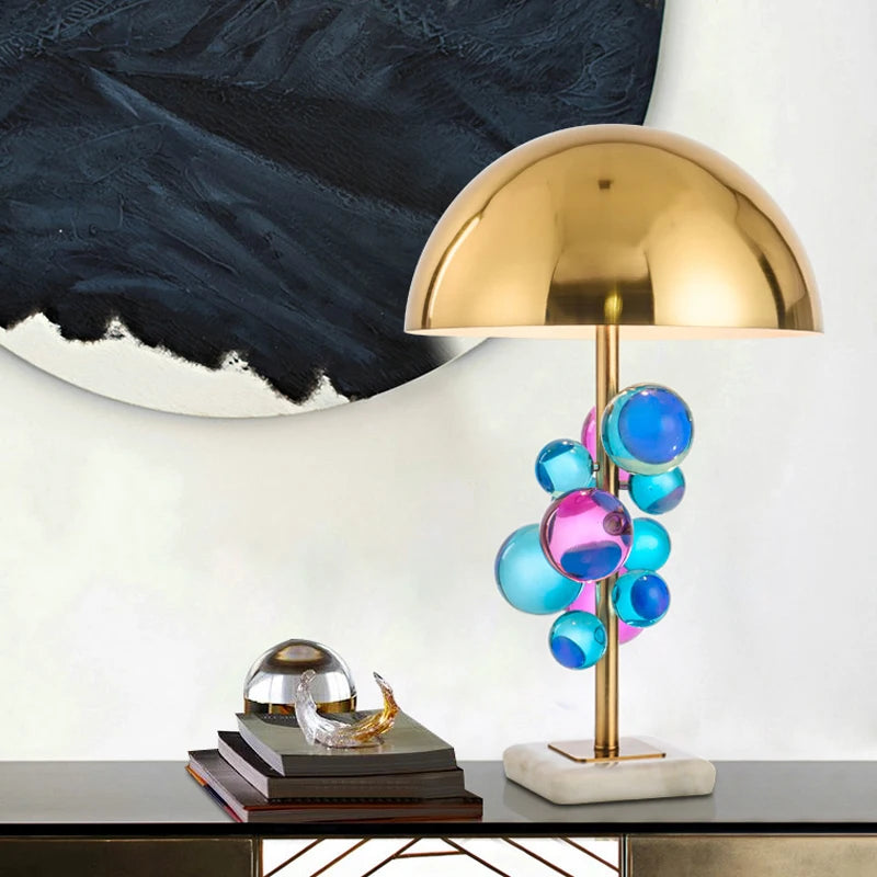 Lampe champignon à boules de verre – lampe de table à boules colorées sur un meuble d'entrée