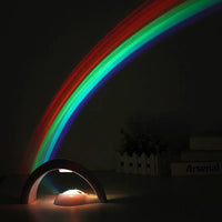 Lampe projecteur arc-en-ciel – arc-en-ciel projeté sur le mur dans une chambre sombre
