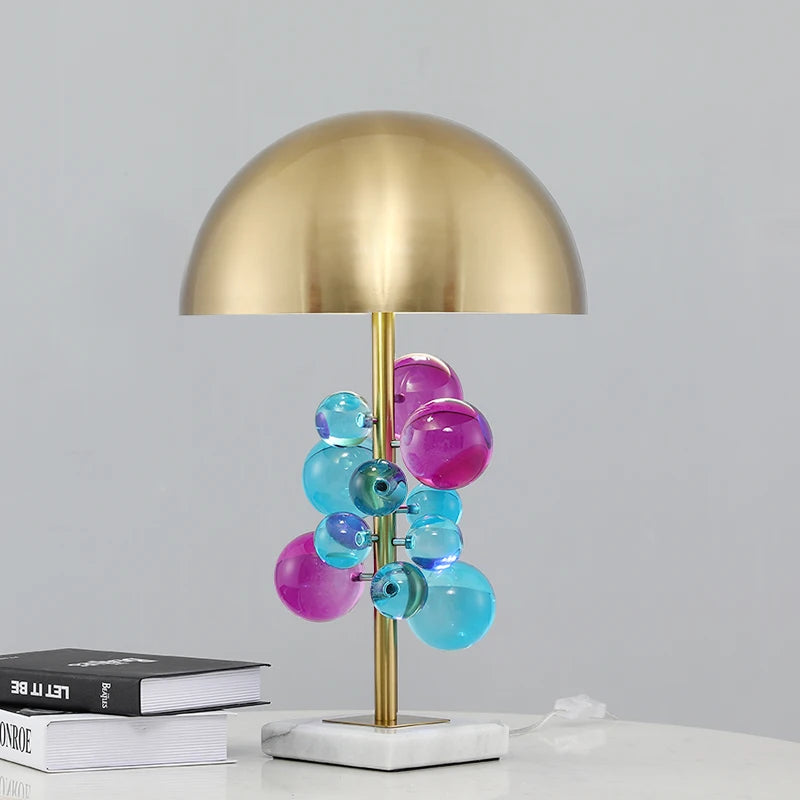 Lampe champignon à boules de verre – lampe de table à boules de verre colorées sur un meuble gris