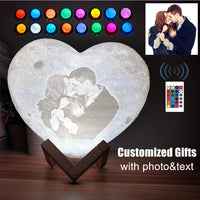 Lampe lune cœur personnalisée – photo d'un couple imprimée dans la lumière du cœur