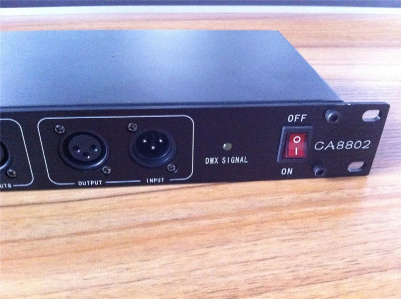 Répartiteur DMX 8 sorties – gros plan sur les prises XLR d'entrée et de sortie et l'interrupteur