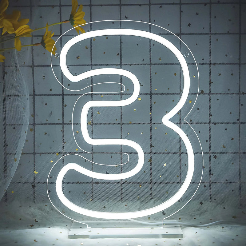 Chiffre néon LED blanc – le chiffre 3 allumé sur son socle transparent