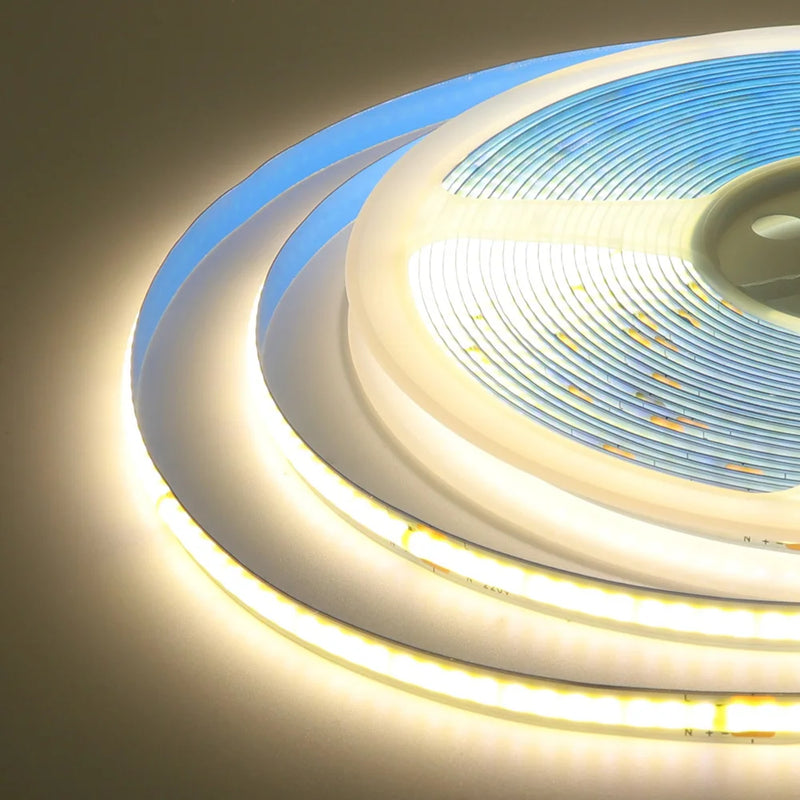 Bande LED COB 220 V – gros plan sur le rouleau allumé