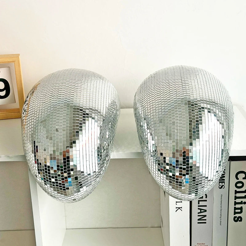 Boule à facettes déco fondue – deux boules argentées côte à côte sur une étagère