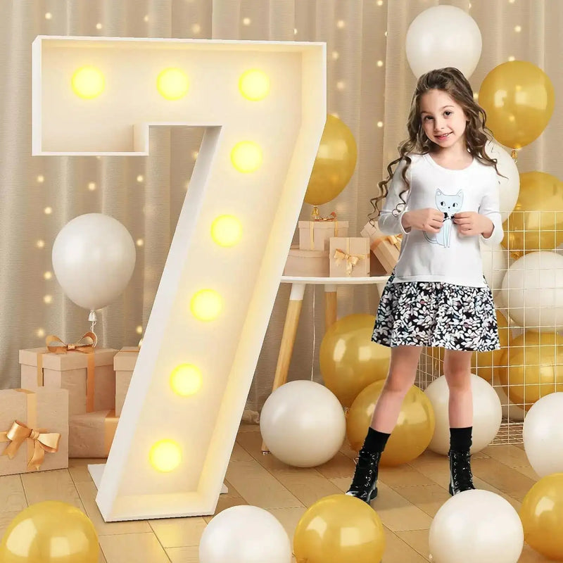 Chiffre lumineux géant – chiffre 7 allumé à côté d'une petite fille