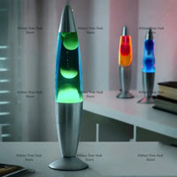 Lampe à lave géante 41 cm – cire verte et liquide bleu sur un bureau, deux autres lampes derrière