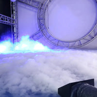 Machine à brouillard bas à eau 2000 W – brouillard bas sous une structure de scène éclairée en bleu