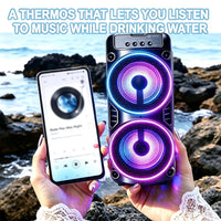 Enceinte Bluetooth lumineuse – enceinte près d'un téléphone tenu à la main en bord de mer