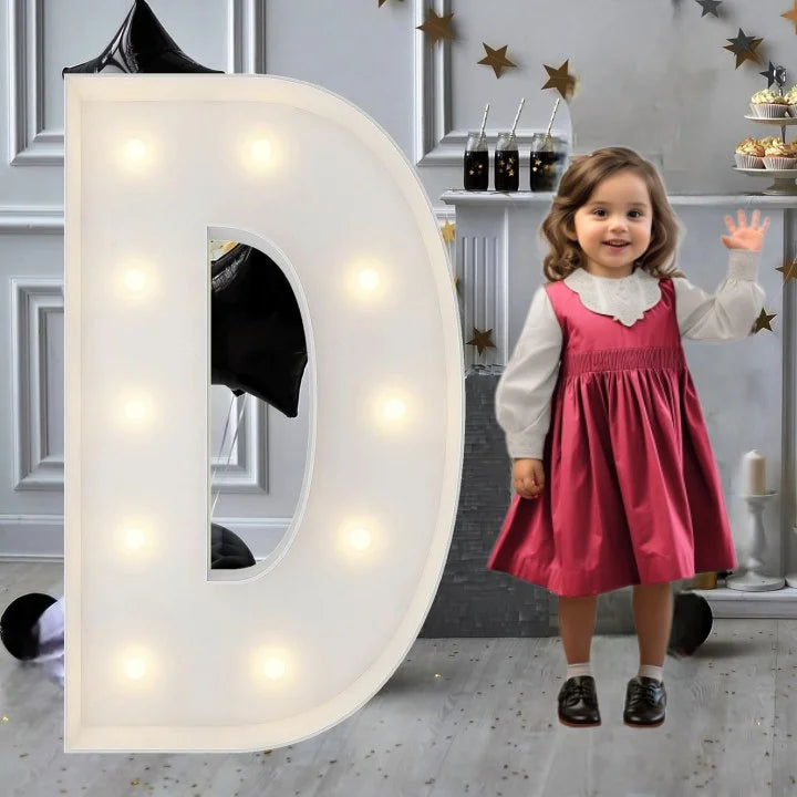 Lettre marquee 120 cm – la lettre D allumée à côté d'une petite fille