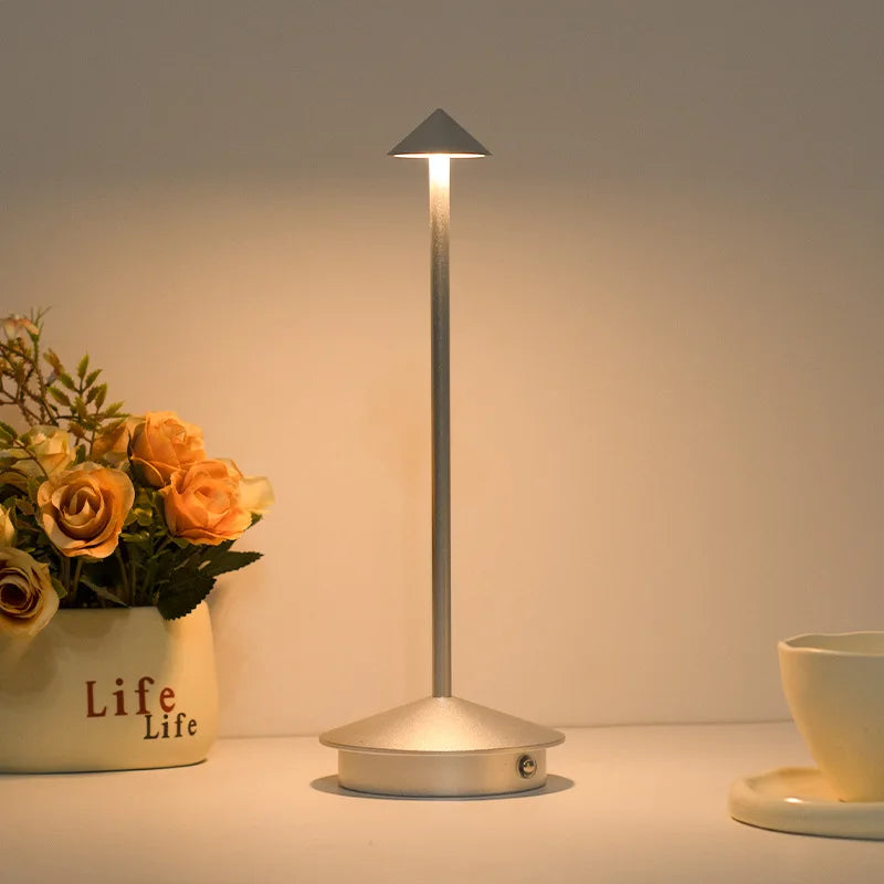 Lampe de table sans fil à chapeau conique – vue 7