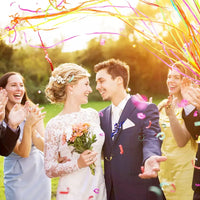 Banderoles à lancer pour mariage – mariés et invités sous une pluie de banderoles