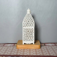 Lanterne marocaine – version blanche sur socle en bois