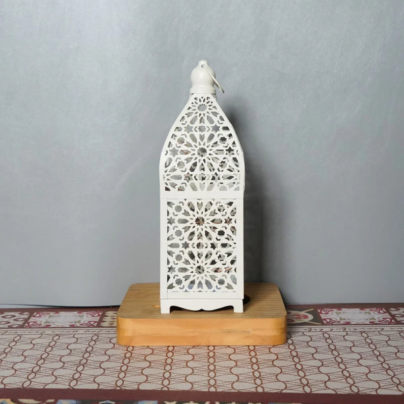 Lanterne marocaine – version blanche sur socle en bois