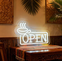Enseigne néon OPEN tasse de café – en situation sur une table en bois