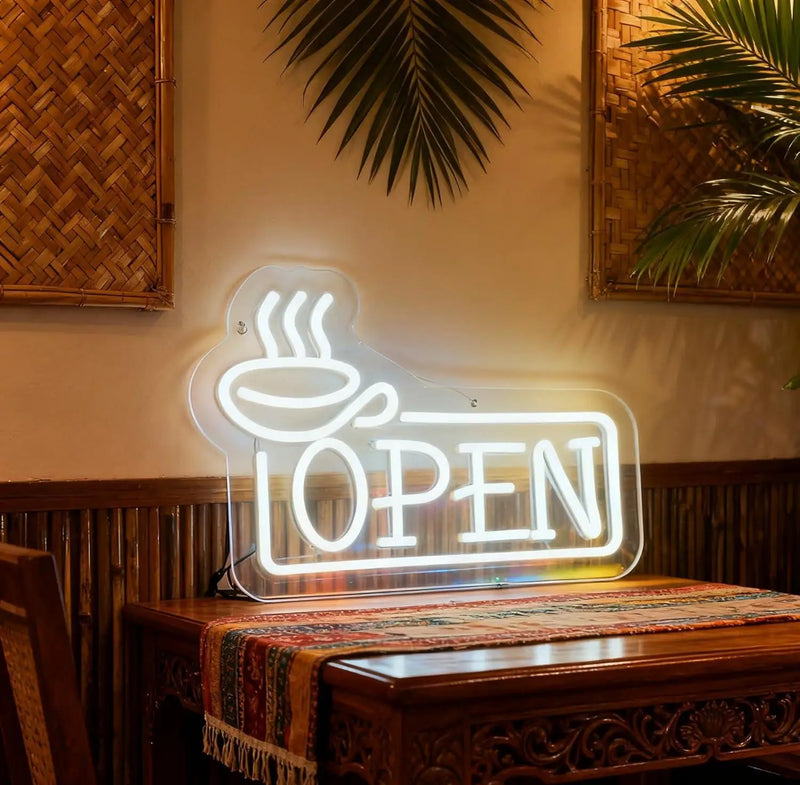 Enseigne néon OPEN tasse de café – en situation sur une table en bois