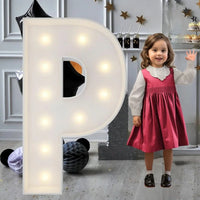 Lettre marquee 120 cm – la lettre P allumée à côté d'une petite fille