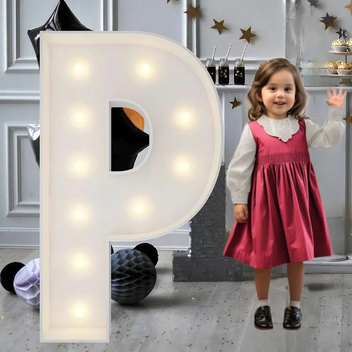 Lettre marquee 120 cm – la lettre P allumée à côté d'une petite fille