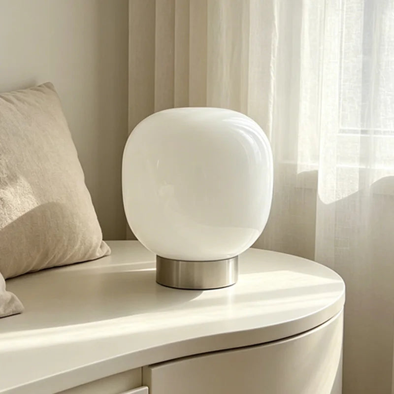 Lampe de table en verre à 3 teintes – lampe blanche près d'un rideau