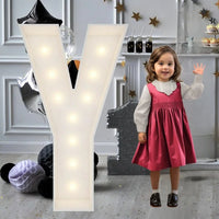Lettre marquee 120 cm – la lettre Y allumée à côté d'une petite fille
