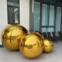 Boule miroir gonflable – vue 14, boules dorées devant une entrée