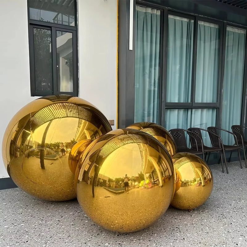 Boule miroir gonflable – vue 14, boules dorées devant une entrée