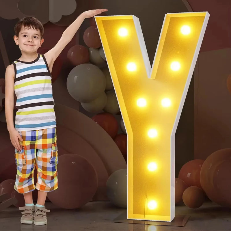Lettre lumineuse géante 120 cm en carton mousse, 10 ampoules LED blanc chaud