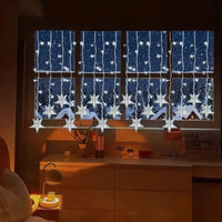 Rideau lumineux étoiles et glaçons de Noël – rideau blanc froid devant une fenêtre de nuit