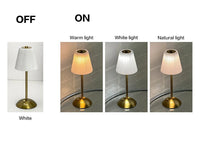 Lampe de table sans fil plissée – version blanche allumée en trois teintes de lumière