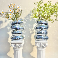 Vase boule à facettes en spirale – deux vases garnis sur des colonnes