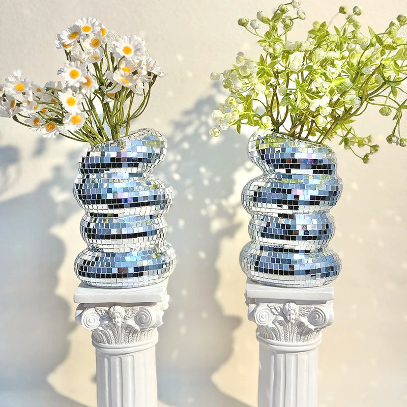 Vase boule à facettes en spirale – deux vases garnis sur des colonnes