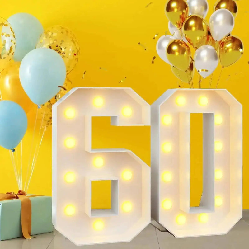 Chiffre lumineux géant – nombre 60 devant des ballons jaunes et bleus