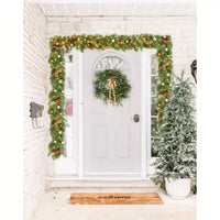 Guirlande de Noël en pin vert – autour d’une porte d’entrée