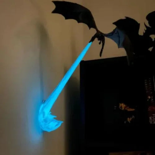 Dragon cracheur de feu – flamme bleue lumineuse dans la pénombre