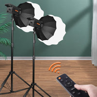 Lampe vidéo COB 300 W – deux lampes avec softbox boule en situation de studio