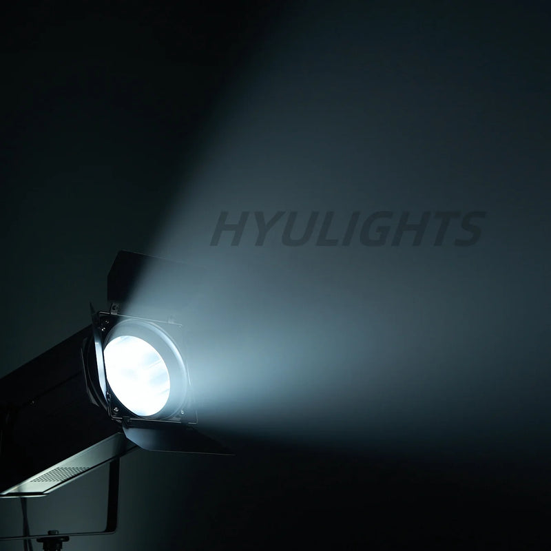 Projecteur LED COB à zoom – faisceau blanc froid dans la brume