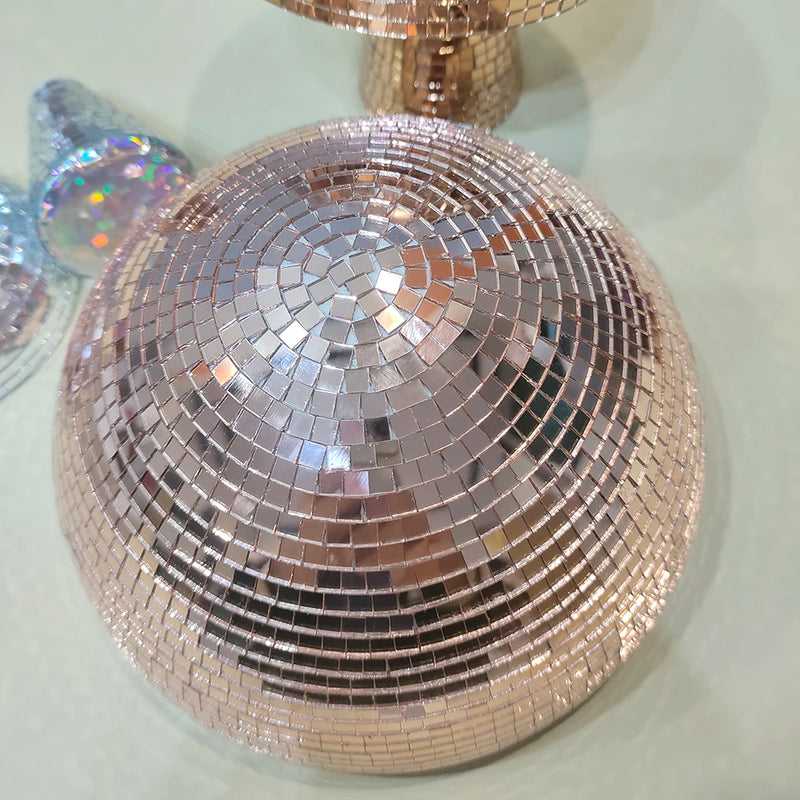 Boule à facettes déco champignon – gros plan sur la mosaïque de carreaux de miroir