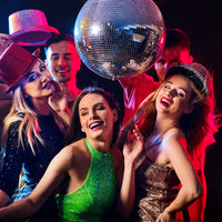 Boule disco argentée 30 cm – boule suspendue au-dessus d'invités pendant une soirée